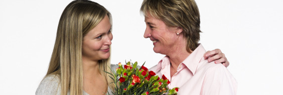 ung kvinde giver kvinde blomster